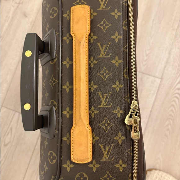 Louis Vuitton Monogram Travel Bag in Brown and Tan - Picture 2 of 11